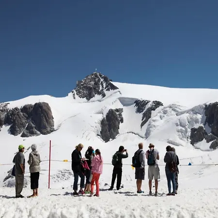 A Cozy Alpine Retreat アパート Antey-Saint-André