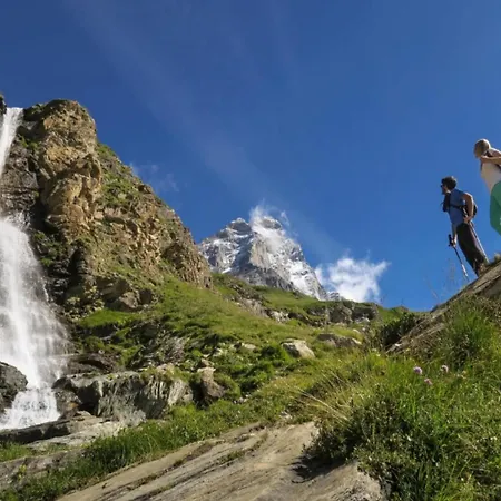 A Cozy Alpine Retreat アパート